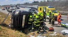 Na D3 se převrátil kamion. Řidiče museli vyprošťovat, letěl pro něj vrtulník