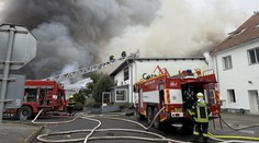 Velký požár haly poblíž Prahy. Hasiči snížili stupeň požárního poplachu na druhý
