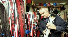 Zlodějům lyží začínají žně! Už vybírají první sklepy se zimní výbavou