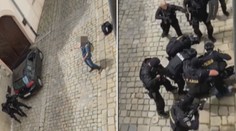 Skandál policie: Muže na zemi kopali do hlavy, svědek to natočil