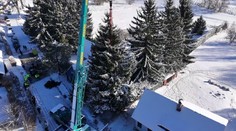 Na Staroměstské náměstí putuje vánoční strom. V některých městech už stojí