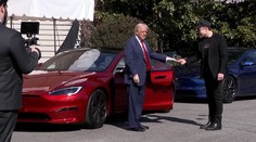 Trump podpořil Muskovu automobilku. Před Bílým domem si jeden vůz koupil