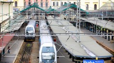 Vlak jel na červenou! Cestující se z Masaryčky nikam nedostali