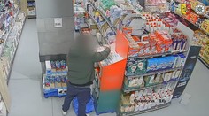 Policie už zná totožnost zloděje, který krade jen zubní pasty a hygienické potřeby