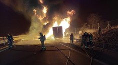 Kamion na D35 pohltily plameny. Dálnice byla uzavřená několik hodin
