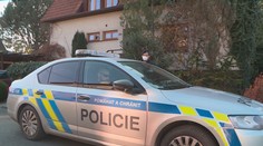 Lidé protestovali proti očkování před domem hlavní hygieničky. Zasahovala policie