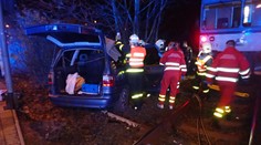 Auto vjelo v Opavě pod rozjetý vlak, ženu museli hasiči vystříhat