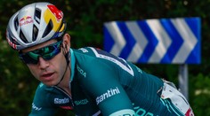 Těžký pád hvězdného cyklisty. Držitel dvou trikotů narazil do skály