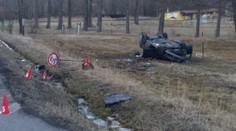Při nehodě tří aut zemřeli dva lidé, další řidič byl zaklíněný ve voze
