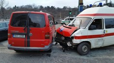 Dvě nehody sanitek během jednoho dne, 5 lidí se zranilo