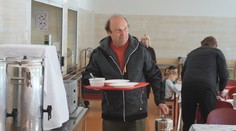 Levné obědy se stále dají sehnat. Najíst se za málo jde ve školní jídelně