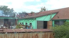 Oheň zničil dům i s přístavbami, popálený muž skončil v nemocnici