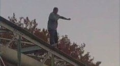Sebevrah stál na mostě s oprátkou na krku