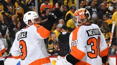 Neuvirth pomohl Flyers odvrátit vyřazení. Gudas se porval! VIDEO