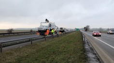 Dálnice D8 byla uzavřena. Jeřáb vyprošťoval havarovanou dodávku