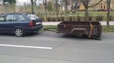 Policisté jen zírali: Řidič místo kola použil skateboard!