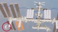 Je to UFO! Tvrdí nadšenci o této bílé kouli ve vesmíru