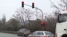 Tři řidiči projeli křižovatkou na červenou, poslední boural. VIDEO
