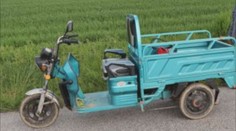 Muži ujížděli celníkům na elektrické tříkolce, převáželi léky na výrobu drog