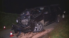 Vlak na přejezdu smetl auto. Lidé ve voze vyvázli bez zranění