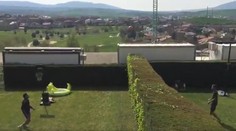 Fotbalisté Osasuny si poradili s tréninkem. Hrají nohejbal přes plot