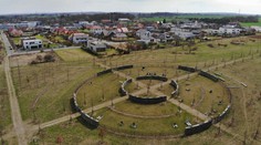 Na hřbitov v Dolních Břežanech je radost pohledět z výšky! VIDEO