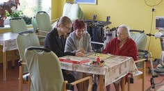 Poslanci mají poslední šanci schvalovat zákony. Prošlo zvýšení příspěvku na péči