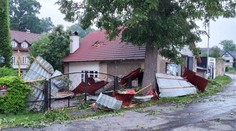 Účet po pondělní bouři. Vichřice trhala střechy, kroupy zasypaly ulice