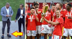 Móda, nebo ostuda? Sekretář FAČR předával trofej bez ponožek!