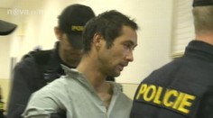 Rom, který v Chánově vyhodil policistu z okna, je ve vazbě. Hrozí mu až 10 let