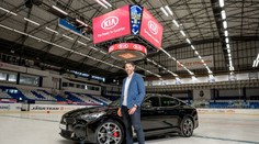 Jágr má dvě nové káry. Dá přednost elektrice nebo 370 koním, co myslíte?