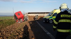 Hlavní tah z Čech na Moravu blokuje řepa. Vysypala se z kamionu