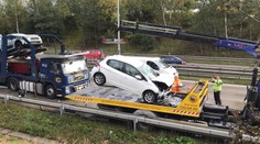 Kamion převážel po Pražském okruhu auta. Jedno cestou ztratil