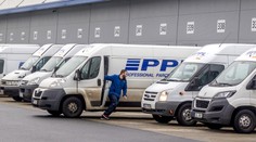 Nebezpečný manévr řidiče PPL. Projel na červenou vysokou rychlostí