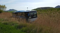Srážka auta s autobusem na Lounsku: Dvě zraněné děti!