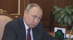 Opuchlý Putin na schůzce vypadal vyčerpaně. Sotva zůstal vzhůru