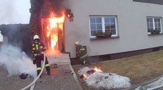 Po hádce muž polil dům, dceru i manželku benzínem. Pak škrtl