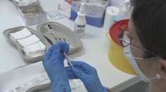 Očekávaná vakcína proti covidu míří do Česka. Už si o ni můžete zažádat