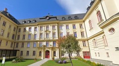 Útok v Bruntále: Nezletilá dívka pořezala spolužačky přímo ve škole
