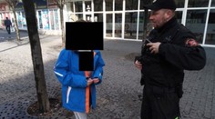 Mladá dívka žebrala přímo v centru města. Strážníky překvapil její věk!