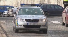 Strážníci zadrželi dívku, která měla okrást spícího muže. Odhalila ji kamera