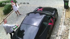Útok na zpěváka Dana Landu: Vandal mu zničil luxusní porsche
