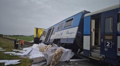 Na Prostějovsku se srazil vlak s kamionem. Vagón vykolejil, několik zraněných