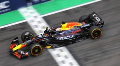 Verstappen z pitlane bojoval o vítězství. Šéf Red Bullu prozradil, proč se vzdal vedení
