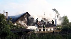 Rodinný dům na Benešovsku poničil požár. Škoda jde do milionů korun
