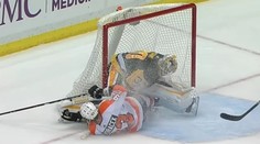 Vítěz Stanley Cupu nešťastně přišel o gólmana. Zranil ho Voráček