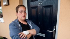 Krutý žert! Tato žena trpí bolestmi a musí nosit gumovou rukavici