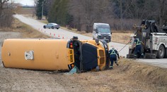 Americký školní autobus čelně naboural do kamionu, všichni uhořeli