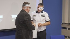 Duchapřítomný řidič zabránil tragédii. Od policie převzal ocenění