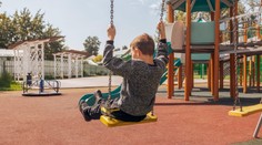 Hrozivý objev na dětském hřišti. Při úklidu tam našli lidské kosti